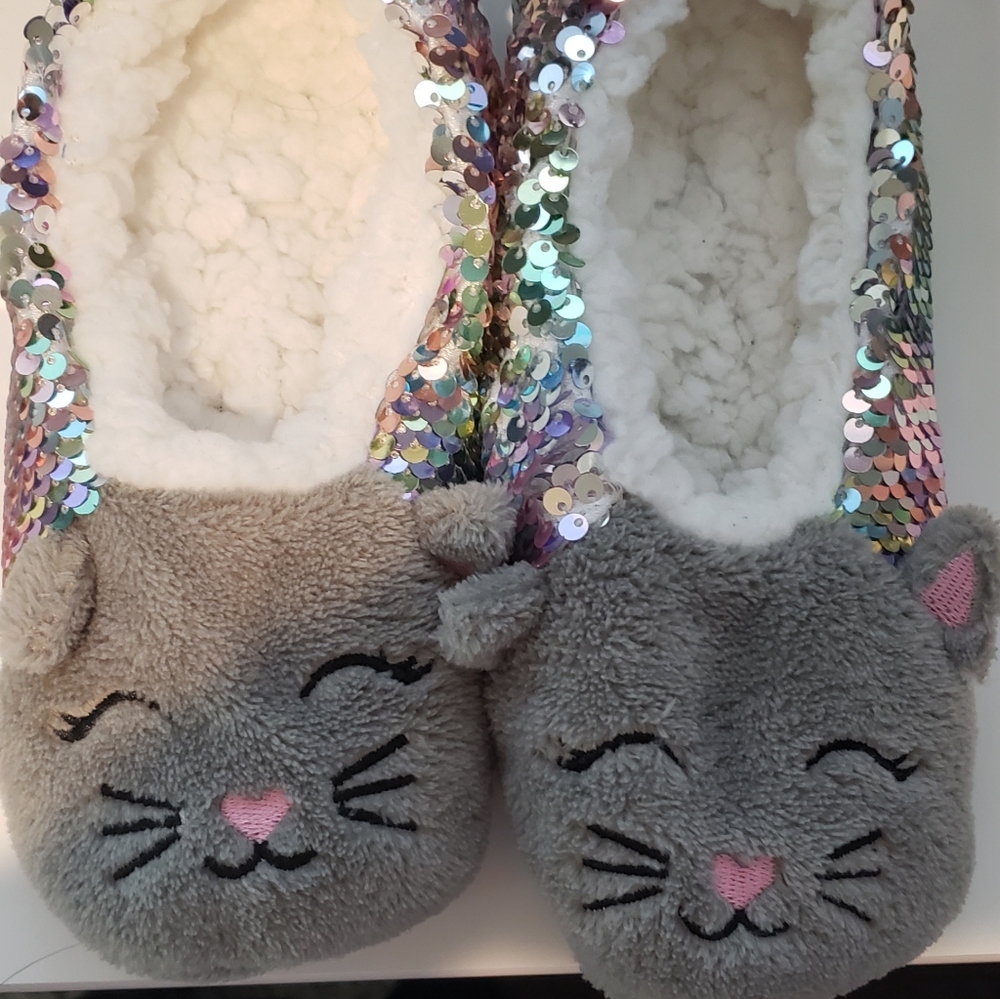Fuzzy girls cat slippers gray with sequins with grippers on bottom